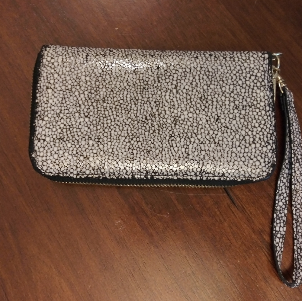 Wristlet wallet